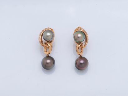 Paire de pendants d’oreilles en or rose 18...