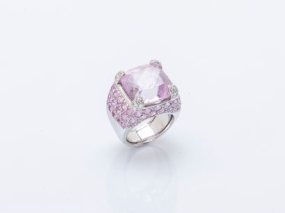 Bague dôme de forme chevalière en or gris...