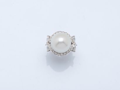 18K (750 ‰) white gold ring set with a large...