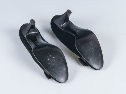 CHANEL
Black velvet pumps (worn) adorned...