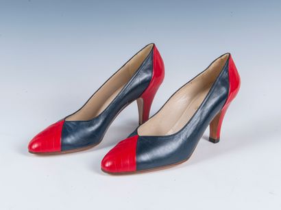 CHANEL
Two-tone leather pumps in navy and...