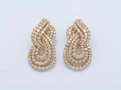 Paire de pendants d’oreilles en or jaune...