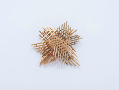 GÜBELIN
Sculpture brooch decorated with entangled...