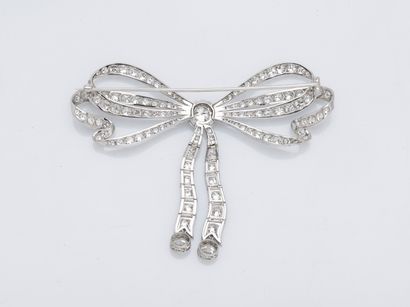 Openwork bow brooch in platinum (850 ‰) holding...
