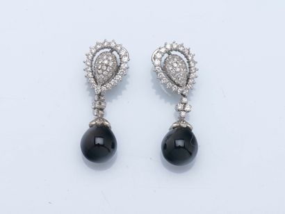 Paire de pendants d’oreilles en or gris 18...