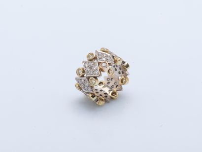 Lozenge-drawing openwork band ring in 18K...