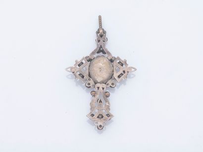 Pendentif en métal formant une croix sertie...