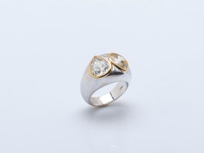 Bague bandeau bombé en or gris 18 carats...