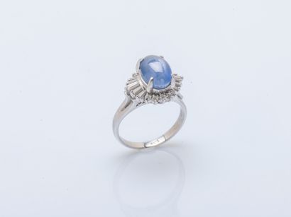 Platinum ring (950 ‰) set with a cabochon...