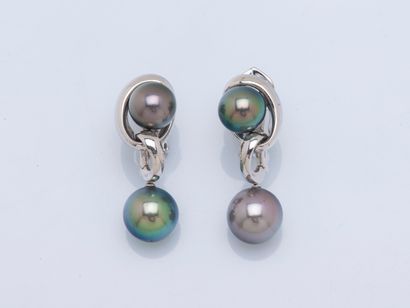 Paire de pendants d’oreilles en or gris 18...