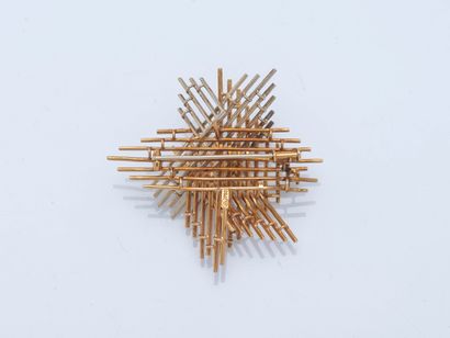 GÜBELIN
Sculpture brooch decorated with entangled...