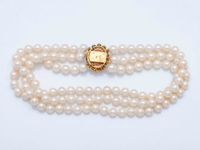 TRIO
Choker necklace formed of three rows...