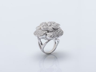 Importante bague camélia en or gris 18 carats...