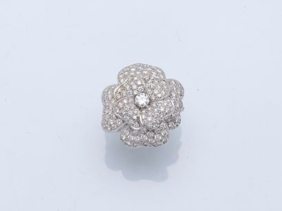 Importante bague camélia en or gris 18 carats...