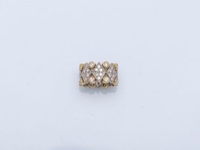 Lozenge-drawing openwork band ring in 18K...