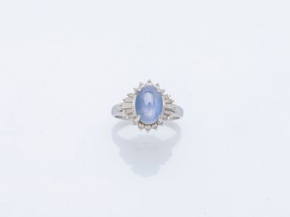 Platinum ring (950 ‰) set with a cabochon...
