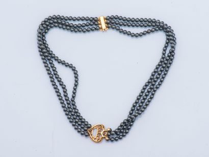 André VASSORT
Collier triple rangs de perles...