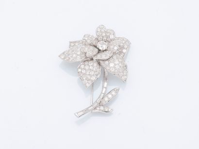 Broche fleur en platine (950 ‰), le pistil...