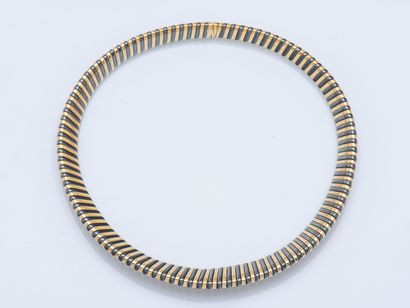 Collier ras de cou formant un ruban de tubogaz...