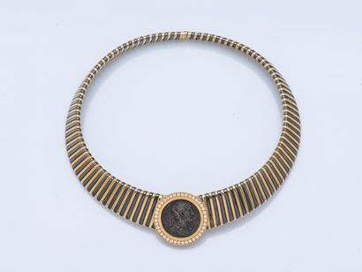 Collier ras de cou formant un ruban de tubogaz...
