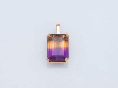 Pendentif en or jaune 18 carats (750 ‰) sertie...