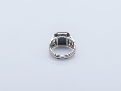 Platinum ring (950 ‰) set with a sugarloaf-cut...