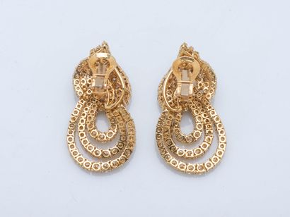 Paire de pendants d’oreilles en or jaune...
