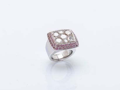 Bague de forme chevalière en or gris 18 carats...
