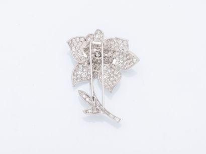 Broche fleur en platine (950 ‰), le pistil...