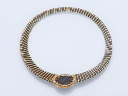 Collier ras de cou formant un ruban de tubogaz...