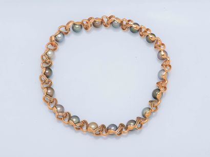 Collier ras de cou dessinant une draperie...