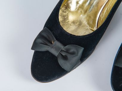 CHANEL
Black velvet pumps (worn) adorned...