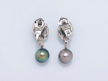 Paire de pendants d’oreilles en or gris 18...