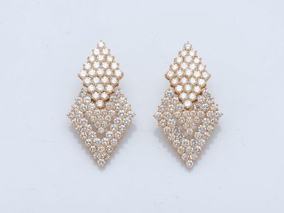 Paire de pendants d’oreilles en or jaune...
