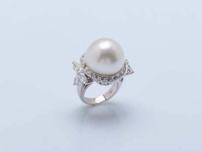 18K (750 ‰) white gold ring set with a large...
