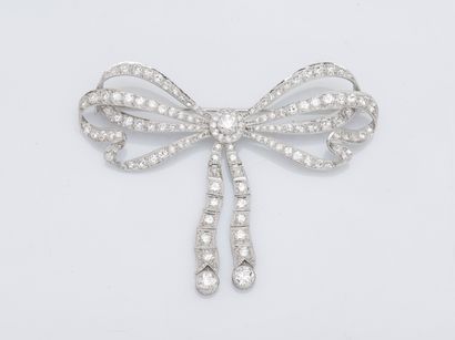 Openwork bow brooch in platinum (850 ‰) holding...