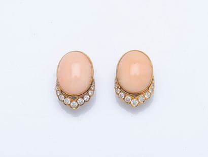 TRIO
Pair of ear clips in 18k yellow gold...