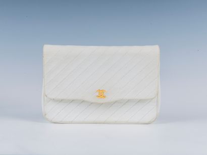 CHANEL
Quilted white lambskin bag, snap closure...