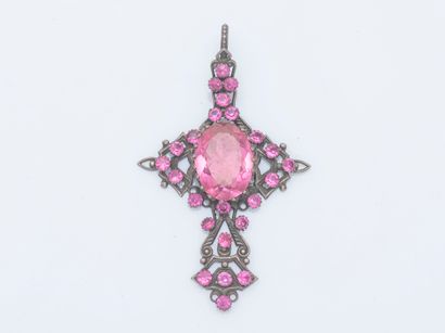 Pendentif en métal formant une croix sertie...