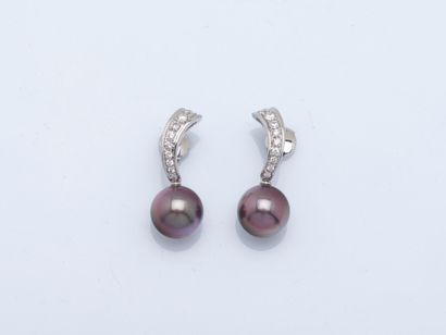 Paire de pendants d’oreilles en or gris 18...