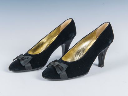 CHANEL
Black velvet pumps (worn) adorned...