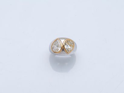 Bague bandeau bombé en or gris 18 carats...