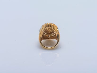 Ring in 18K yellow gold (750 ‰) designing...