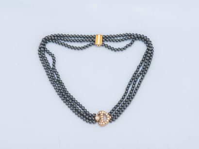 André VASSORT
Collier triple rangs de perles...