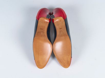 CHANEL
Two-tone leather pumps in navy and...