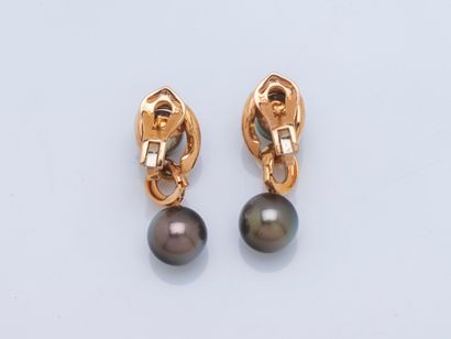 Paire de pendants d’oreilles en or rose 18...