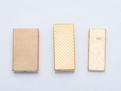 Set of three lighters including :
A yellow...