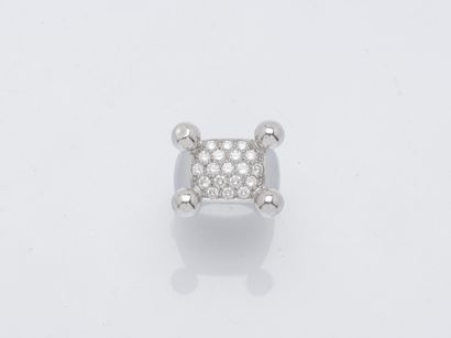 Chevalière-shaped ring in 18K (750 ‰) white...