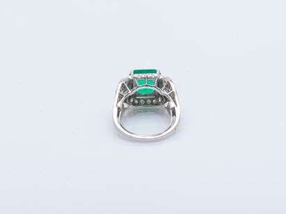 Platinum ring (950 ‰) set with a square cut...
