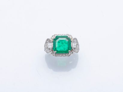 Platinum ring (950 ‰) set with a square cut...